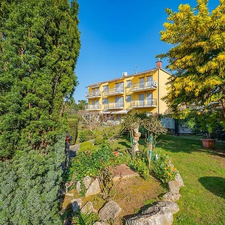 Valessia House With Apartment