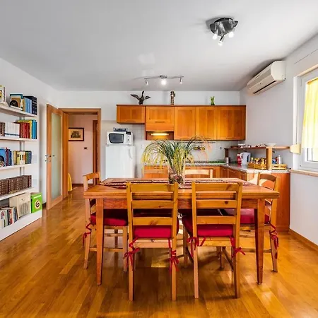 Valessia House With Apartment